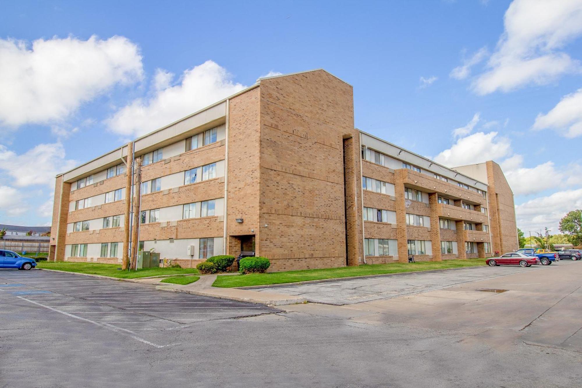 Tulsa Square Hotel Central, I-44 By Oyo Exterior foto